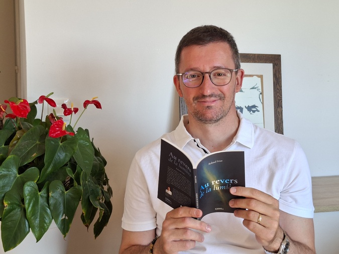 « Au revers de la lumière » : Un voyage poétique et philosophique de Roland Frias.