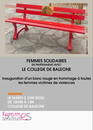 Un banc rouge au collège de Baleone 