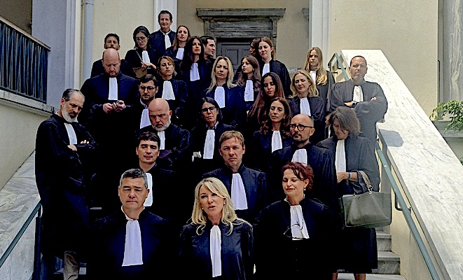 Autour de la vice-bâtonnier Linda Piperi et du bâtonnier Marc-Antoine Luca (au premier plan), les avocats du barreau de Bastia se sont rassemblés sur les marches du Palais de justice ce mardi 2 juin pour exiger le retrait du projet de loi SURE. (Photo Matteo Lanfranchi)