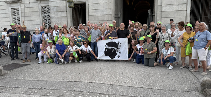 Le groupe du Comité des fêtes et de l'Animation du Patrimoine de Bastia devant la Reggia de Caserta