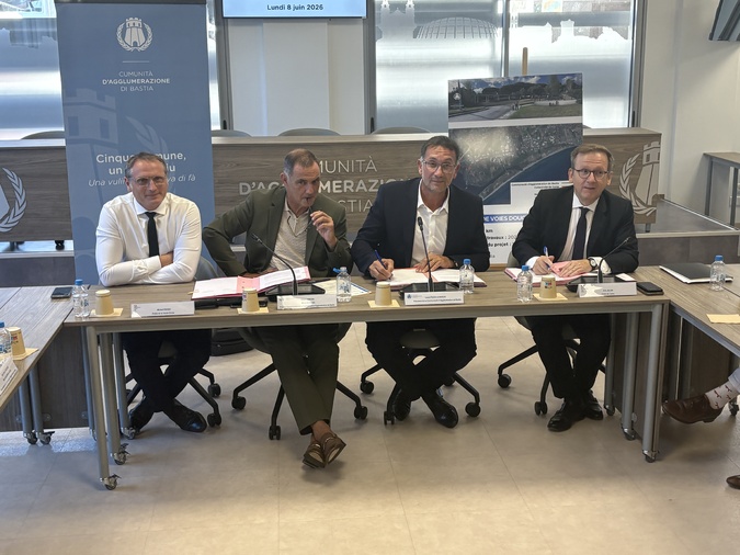 Louis Pozzo di Borgo, président de la CAB, et Eric Jalon, préfet de Corse, ont signé un contrat de projet relatif au développement du premier segment de voies douces.