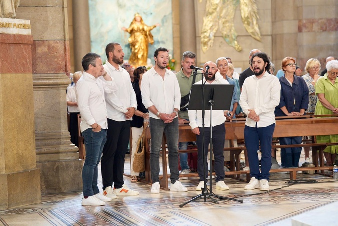 EN IMAGES - À Marseille, le cardinal Bustillo rassemble plusieurs centaines de fidèles en la Cathédrale de la Major