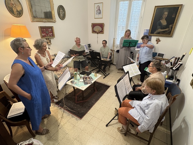 L'ensemble Ars Musica en répétition sous la baguette de sa cheffe de choeur Anne-Marie D’isoard De Chenerilles.