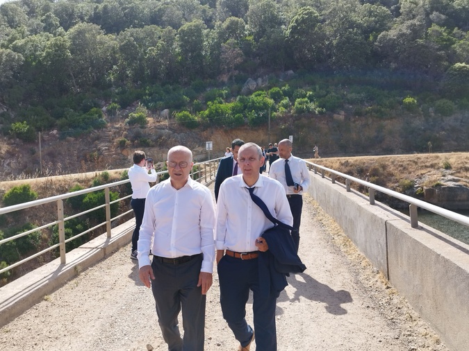 Le président de la Collectivité de Corse, Gilles Giovannangeli et le sous-préfet, Anthony Barraco, découvrent le barrage qui a bénéficié d'une première tranche de travaux. La CTC (30 %) et l'Etat (70 %) sont les deux financeurs de ce projet d'envergure.