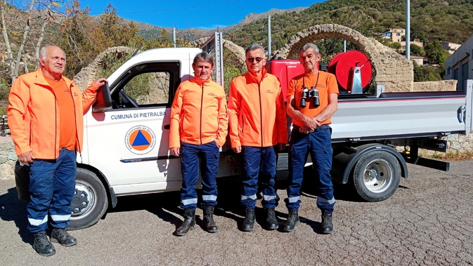 La réserve communale de sécurité civile de Pietralba lors d’une mission de surveillance. À ses côtés, le maire de la commune, José Sauli, et Thierry Ferrandis, élu municipal et chef d’équipe, illustrent l’engagement quotidien des bénévoles qui participent à la protection des forêts et des populations de Haute-Corse
