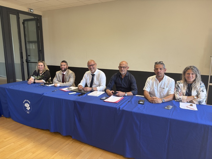 Le président de la FFKDA (chemise blanche cravate) et le DTN Bruce Neuffer, à sa droite, lors de la conférence de presse avec les membres du Comité de Haute-Corse de karaté ce mardi à  Borgo.