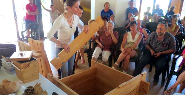 Felice Olivesi, bénévole de l’association Zeru Frazu, monte le matériel de compostage, un bac en bois fabriqué par les Charpentiers de Corse.