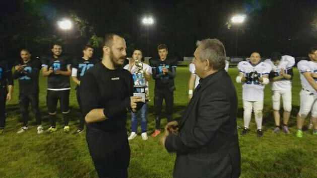 Anto Santucci le coach des Guerrieri reçoit le trophée des champions