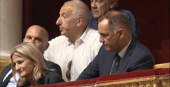 Le maire et conseiller exécutif en charge de l’autonomie, Gilles Simeoni, dans les tribunes de l'Assemblée nationale, entourée de Nanette Maupertuis, présidente de l'Assemblée de Corse, Romain Colonna, président du groupe Fa Populu Inseme, et Pierre Ghionga, conseiller territorial. (Capture d’écran France 3 Via Stella)