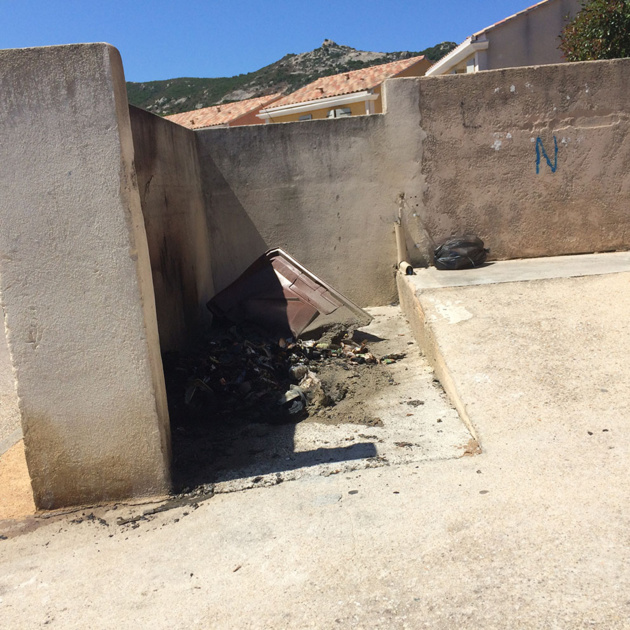 Feu de poubelles en plein jour à Calvi ! Feu de poubelles en plein jour à Calvi !
