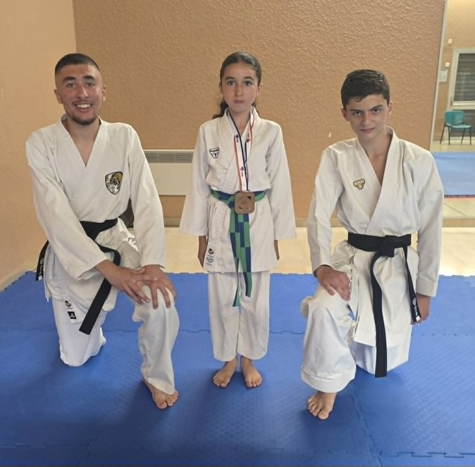 Jean-Baptiste Felicelli et Matteu Giacomoni entourant la brillante Afnane El Mourabit. Jean-Baptiste Felicelli et Matteu Giacomoni entourant la brillante Afnane El Mourabit.