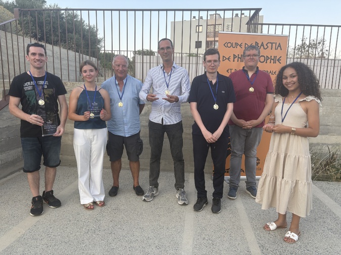 Vainqueur de cette 3e édition : la formation de la médiathèque Barberine Duriani du centre culturel l’Alb’Oru. 2e en partant de la gauche : Juliette Broquard Baldassari, meilleure oratrice et à l'extreme droite Samara Mazzieri, prix junior.