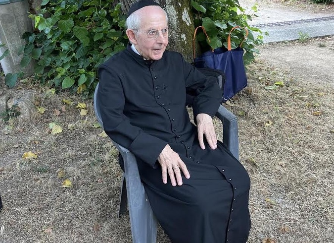 L'abbé Pierre Pinelli célèbre cinquante années de sacerdoce à Maratu L'abbé Pierre Pinelli célèbre cinquante années de sacerdoce à Maratu