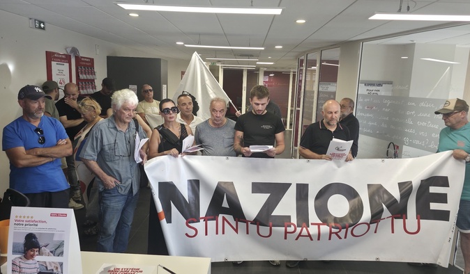  Bastia : des militants de Nazione occupent une agence bancaire à Lupinu