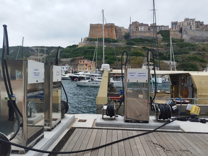La station d'avitaillement du port de Bonifacio a été déplacée sur le quai plutôt réservé aux professionnels de la mer.