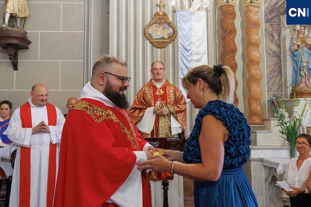 Le nouveau curé de la paroisse de Petra Nera installé par le cardinal Bustillo