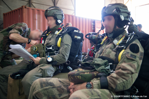 L'Armée de terre, les Forces spéciales et le GIGN sautent sur Solenzara L'Armée de terre, les Forces spéciales et le GIGN sautent sur Solenzara