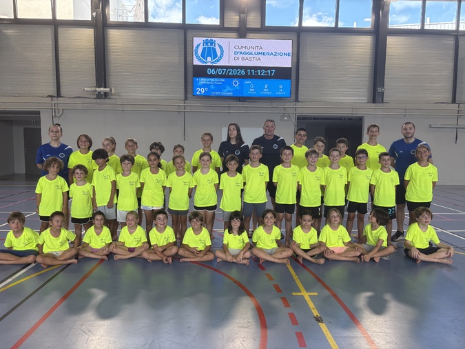Francesca-Maria Franceschi et son coach Olivier Santarelli (au centre) lors d'un stage avec les jeunes pousses du club et leurs éducateurs.