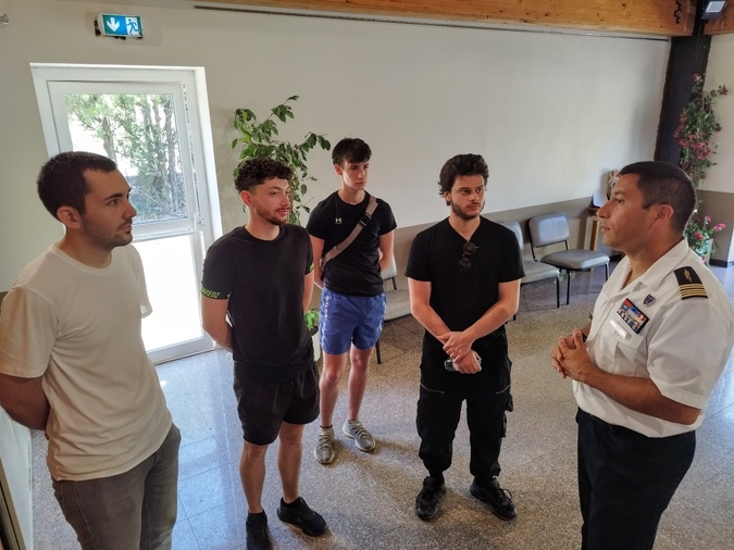 Le colonel Mickaël Fonck (à droite) se réjouit de compter dans ses effectifs sur la BA 126 ces quatre jeunes corses en Service national.