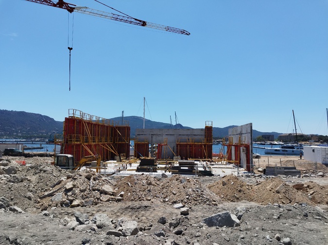 Ce bâtiment en construction deviendra la maison des plaisanciers, qui formera un ensemble avec la capitainerie.