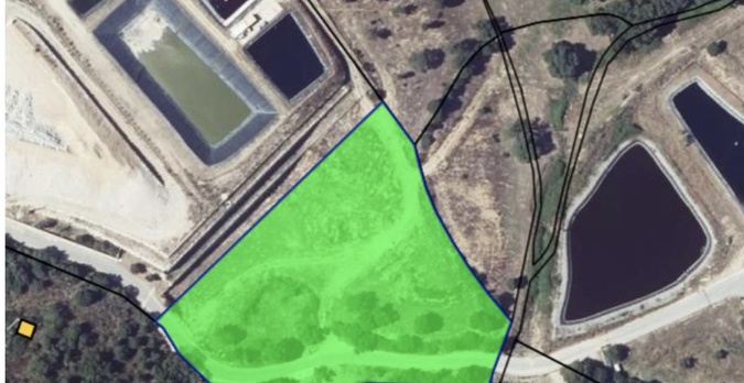 Le centre de stockage photovoltaique en vert, situé entre les deux sites d'enfouissement des déchets. Photo DREAL.
