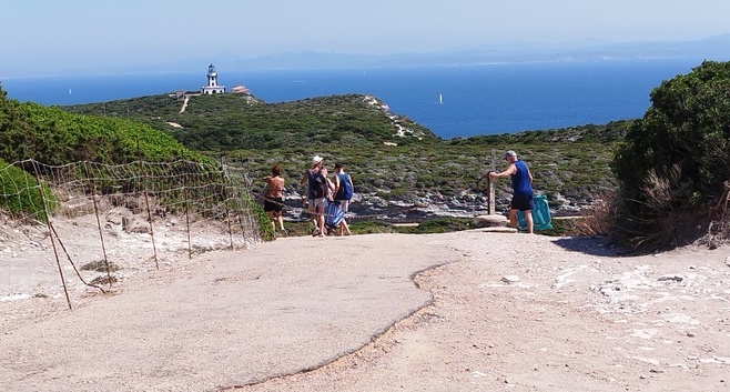 L'actuelle route goudronnée délabrée, qui relie le sémaphore au phare, sera renaturée pour être rendue aux piétons.