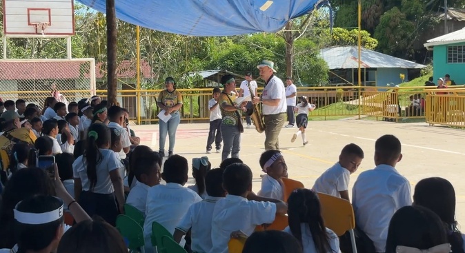 Concert de saxo avec les enfants du village de Tikuna en Colombie. Concert de saxo avec les enfants du village de Tikuna en Colombie.