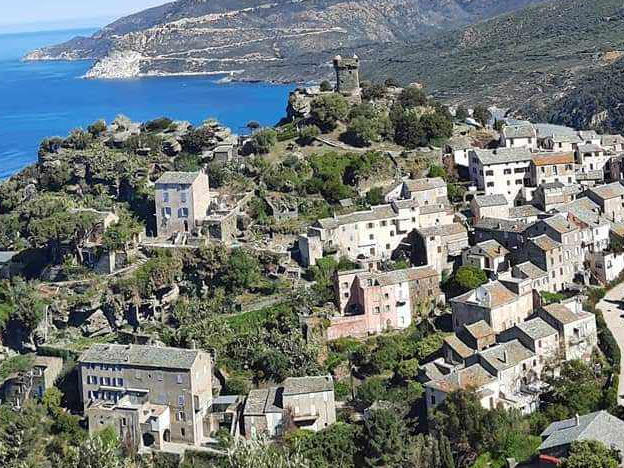 A màghjina - Nonza, un nidu di petra di pettu à l'infinitu