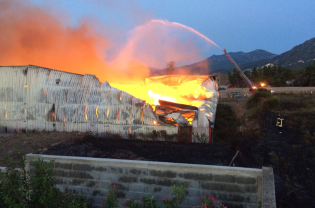 L'entrepôt entièrement détruit par les flammes L'entrepôt entièrement détruit par les flammes