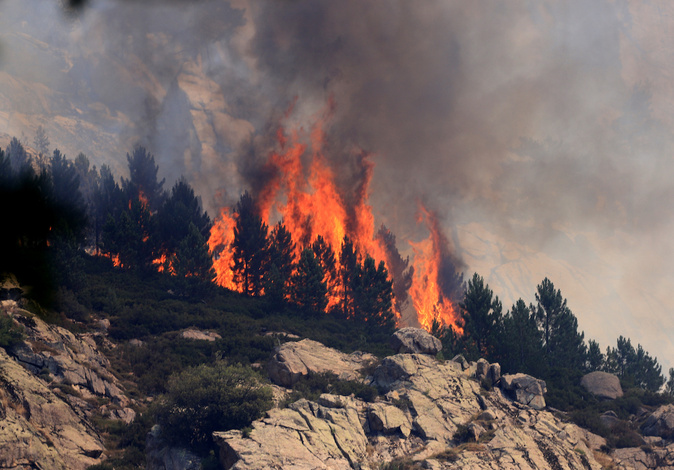 EN IMAGES - L'Incendie dans la Restonica progresse en direction des Grutelle