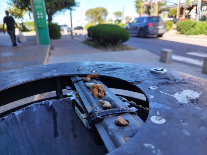 Les abords du port de Porto-Vecchio sont jonchés de mégots de cigarettes. Les abords du port de Porto-Vecchio sont jonchés de mégots de cigarettes.