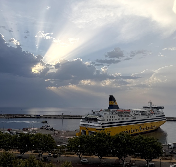 A màghjina - U sole trapassa i nivuli sopra Bastia