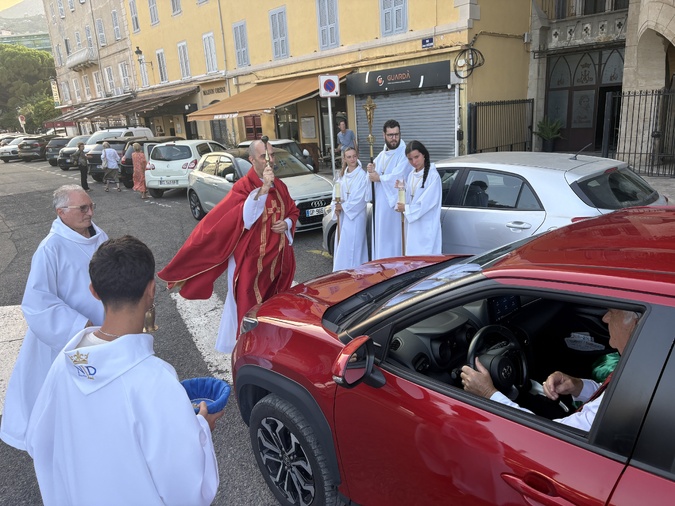 Le Père Nicoli a béni plusieurs dizaines de voitures Le Père Nicoli a béni plusieurs dizaines de voitures