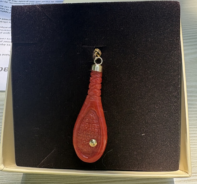 Outre la coupe, les lauréates recevront ce joli pendentif en ... corail.