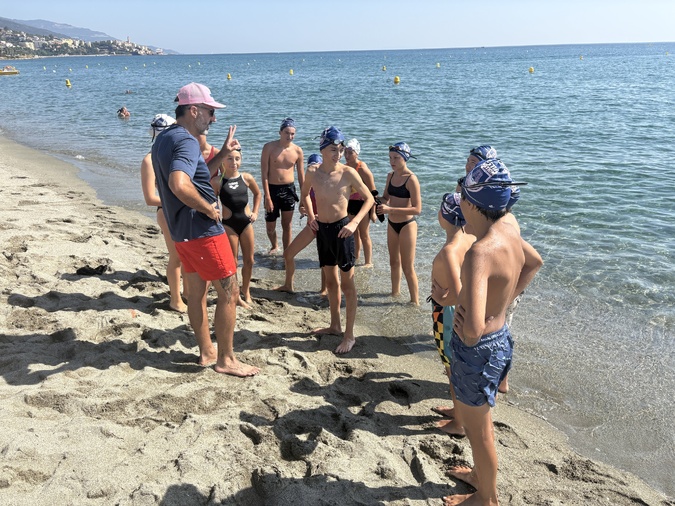 Julien Gonzales à l'entrainement avec les jeunes du Bastia Natation