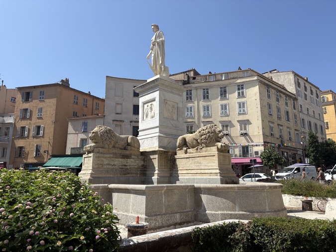 Une fuite de 47 m³ d'eau chaque jour, invisible à l'œil nu, a été détectée sous la fontaine des Quatre Lions, place Foch
