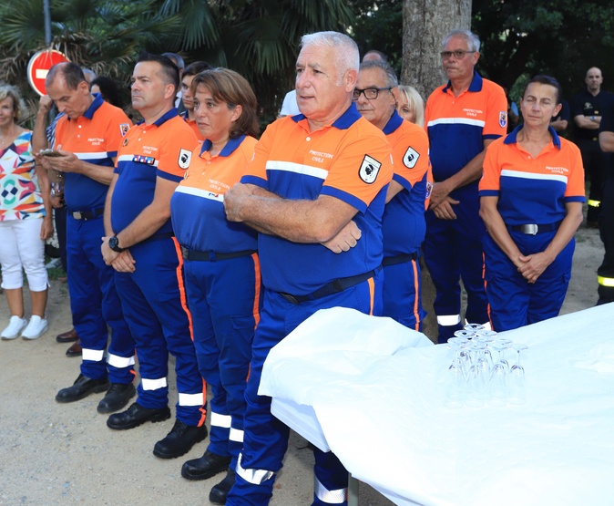 Corte - Après 21 jours de combat contre les flammes, la ville honore les forces mobilisées contre l'incendie de la Restonica Corte - Après 21 jours de combat contre les flammes, la ville honore les forces mobilisées contre l'incendie de la Restonica