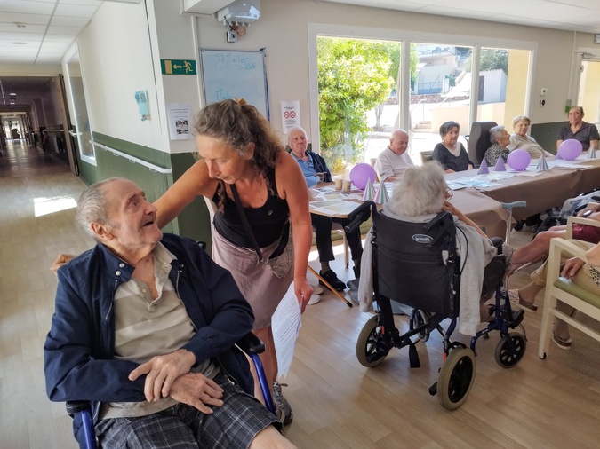 Peggy l'animatrice, a réuni les anciens qui ont célébré l'anniversaire de Paul, 91 ans. Peggy l'animatrice, a réuni les anciens qui ont célébré l'anniversaire de Paul, 91 ans.