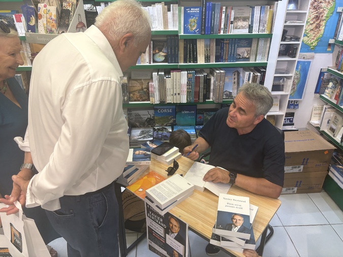 Xavier Bertrand signe, dédicace et dialogue avec les lecteurs. Xavier Bertrand signe, dédicace et dialogue avec les lecteurs.
