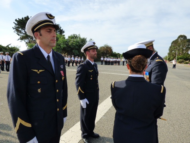 Le Sergent Chef Sébastien Dupont décoré de la croix de la valeur militaire avec étoile de bronze.