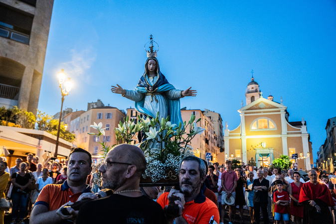 À Ajaccio, la Vierge Marie portée en procession à la veille de l’Assomption