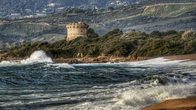 A màghjina - A torra di Capitellu, di pettu à u mare