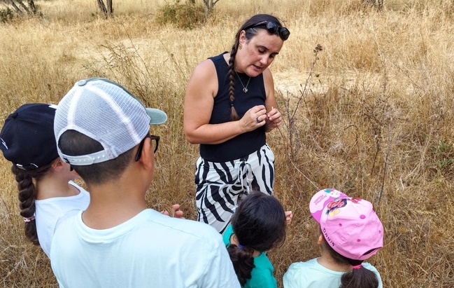 Durant une heure, la directrice de l'Alma Salvatica, Stevana Careddu, a expliqué aux enfants comment les plantes s'alimentent, s'hydratent, respirent ou communiquent.