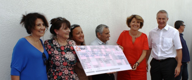 Photo 2 : De gauche à droite, Marielle Canale et Gisèle Cabuy, de l’équipe RH d’EDF, la sœur et le père de Marie-Dominique Versini, Catherine Riera, Présidente de La Marie Do et Patrick Bressot, directeur régional d’EDF.