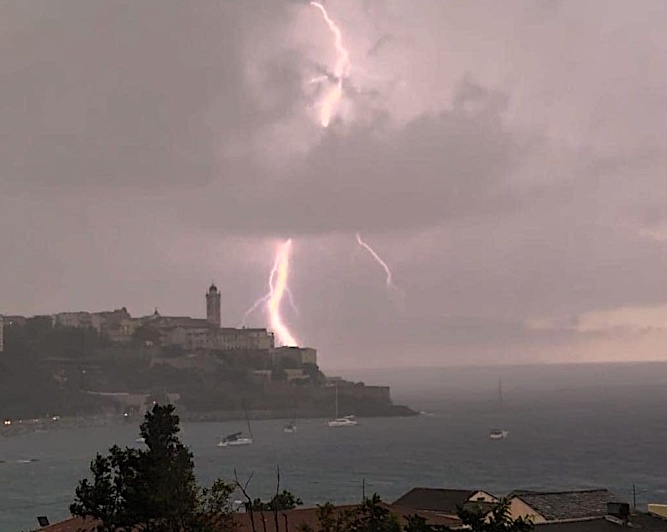 La foudre sur la citadelle de Bastia (Archives Facebook Michèle Casabianca)
