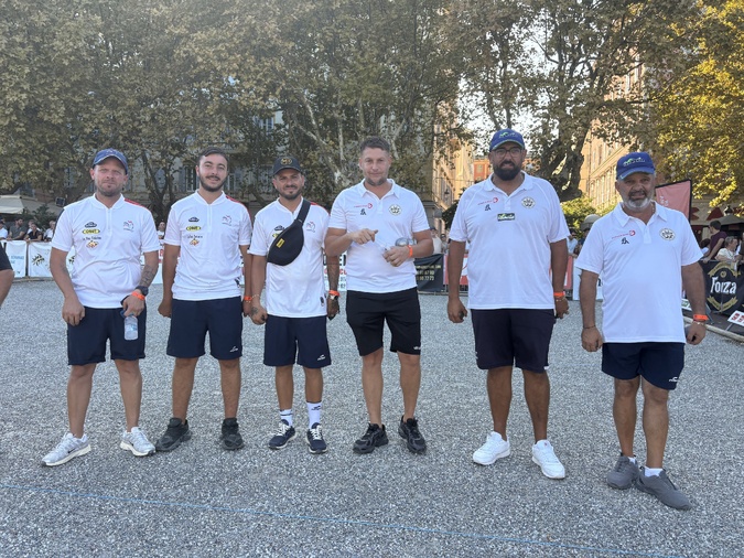 La triplette Jackel Basil, Lacroix Henri, Cortes Simon (à droite) vainqueur de l'équipe de France Montoro Ludovic, Bonetto Mickael et Molins Noa (à gauche)