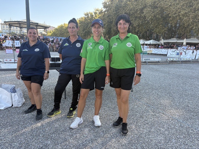 Les championnes du monde Blazquez-Ruiz Aurelia et Maillard Anna, en vert, ont tremblé face à la doublette corse Dervaux Laura/Battaglini Marie-Antoinette