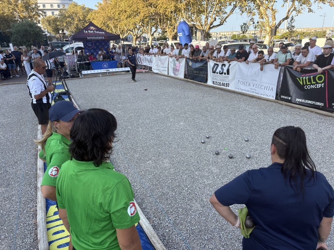 Victoire au finish pour les championnes du monde en vert. Victoire au finish pour les championnes du monde en vert.