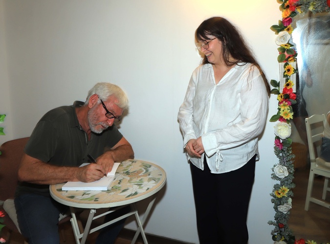 Laure Pelegris en compagnie de José Carducci lors de la séance de dédicace. (Grazi Ritratti)