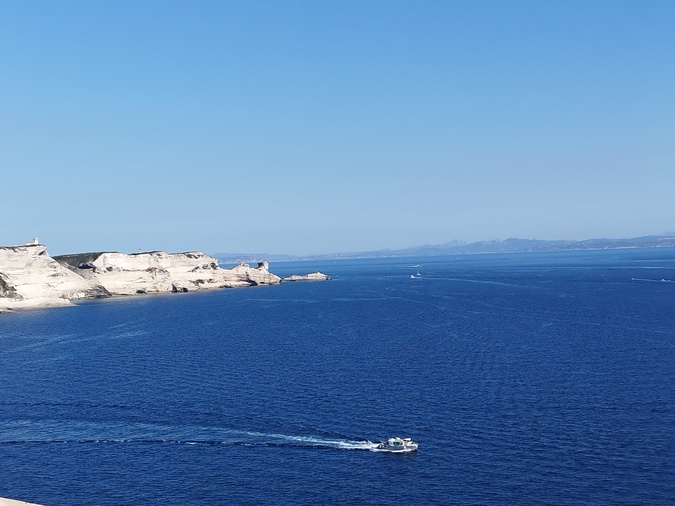 Ces deux projets d'éoliennes sont localisés dans les eaux territoriales italiennes, au large d'Olbia, à au moins 57 kilomètres des falaises bonifaciennes.